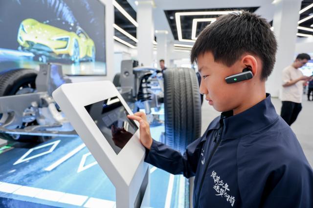 1718339636634083072.jpg 球速体育官方网站-出征逐梦!中国足球少年一路向前