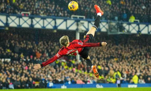 1701067916699089501.jpg 林良锋:亲生娃梅努回应期待 大哥B费带活曼联