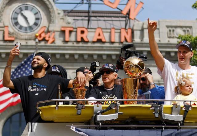 球速体育-冠军游行嗨翻天！马龙成湖人之父 约基奇：游行真香