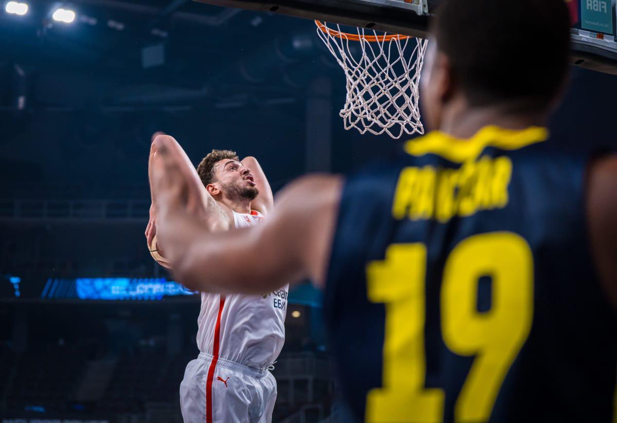 下半场比赛迅速调整状态，火箭内线核心在今年夏天又完成了蜕变？