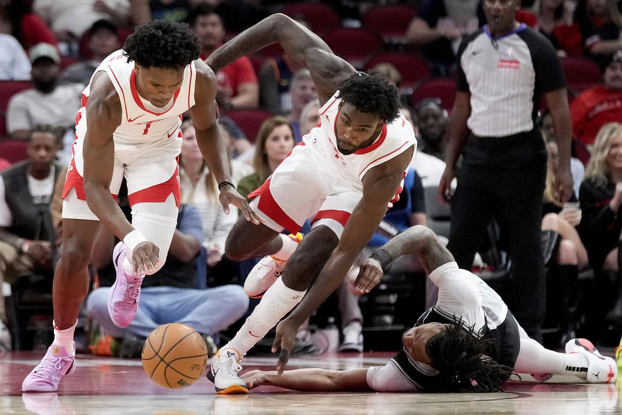 球速体育-4人缺阵，火箭队被动变阵！24岁“眼镜侠”首进轮换，高效砍5+1+2