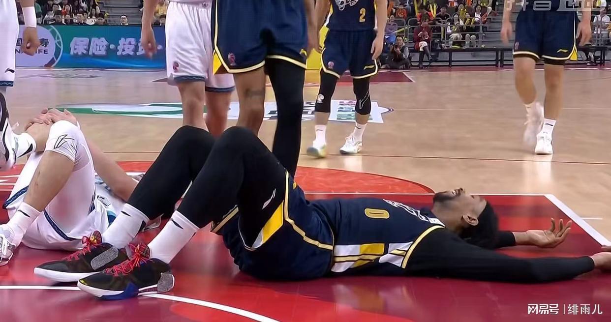 球速体育-广东队最新消息！杜锋保不住萨林杰，朱芳雨瞄准两大新内线！