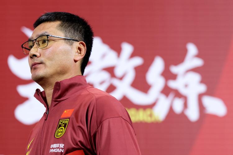 球速体育官方网站-0-2!开场9分钟2球落后,国足被喀麦隆打懵,拜合拉木造2红3黄